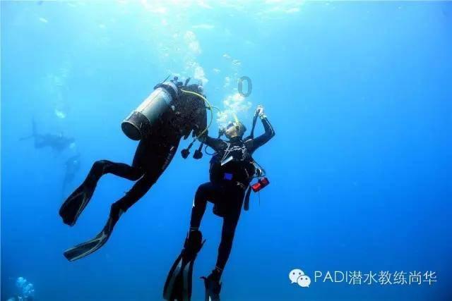 美联储加息75基点股市跳水！人民币贬值加速！A股能否上涨大V反转？游戏画面