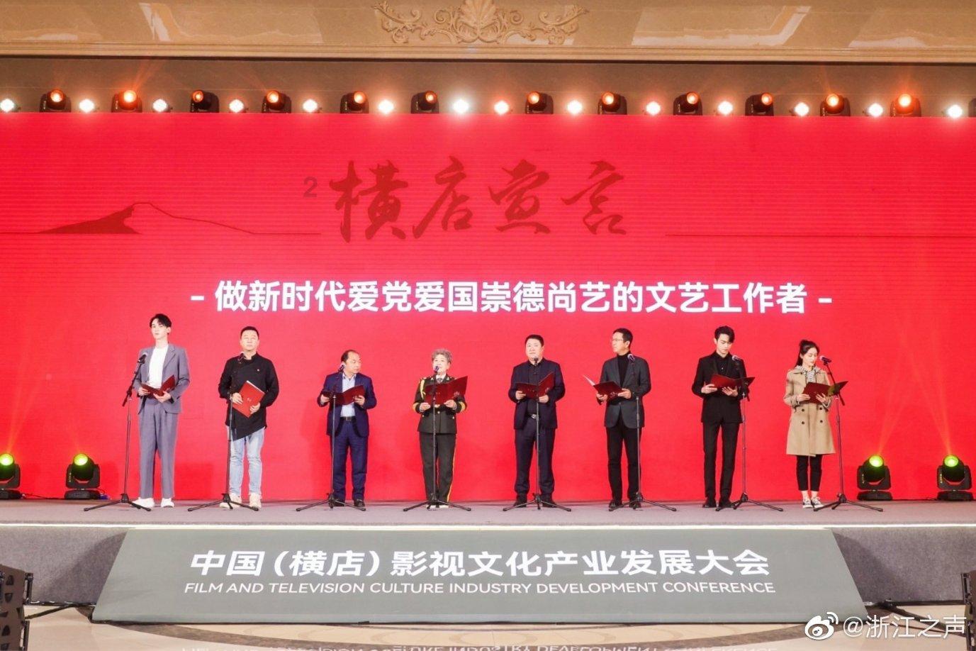 甘肃太子山：8只梅花鹿集群觅食