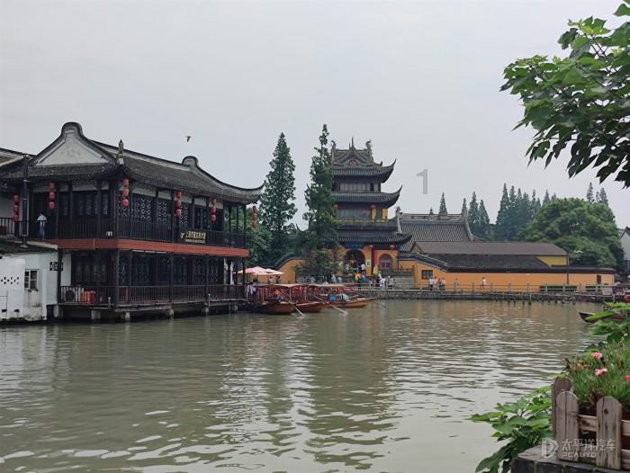 明星助理因粉丝围堵拍摄拍打粉丝手机，做法是否可取？如果你是跟拍者你会怎么做？游戏画面